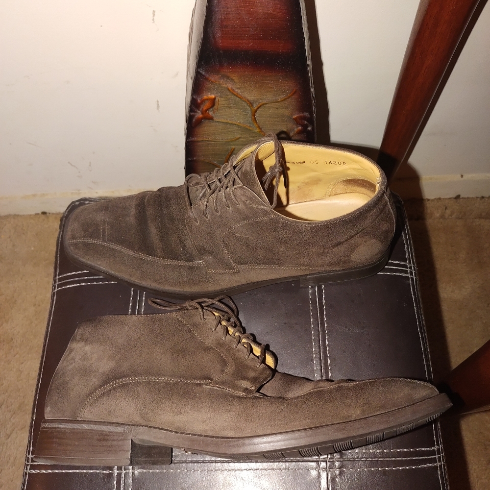 Mezlan Suede Chukkas size 10